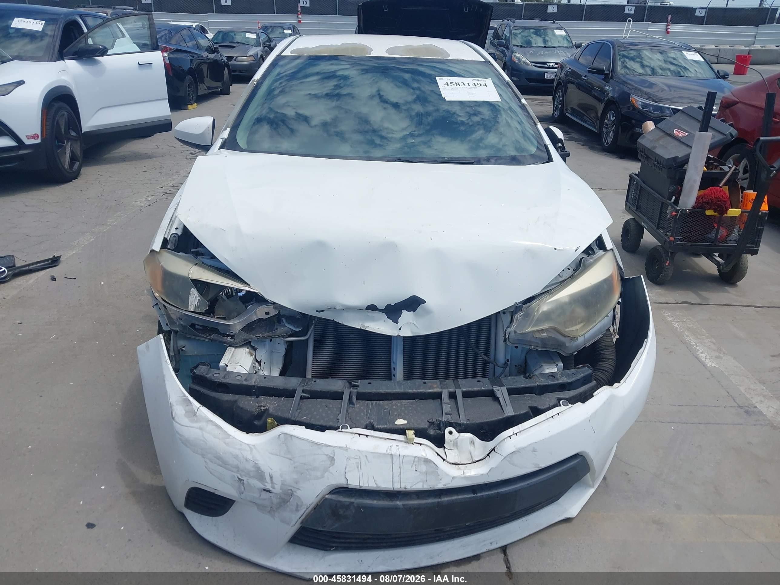2015 Toyota Corolla Le White vin: 5YFBURHE0FP297609