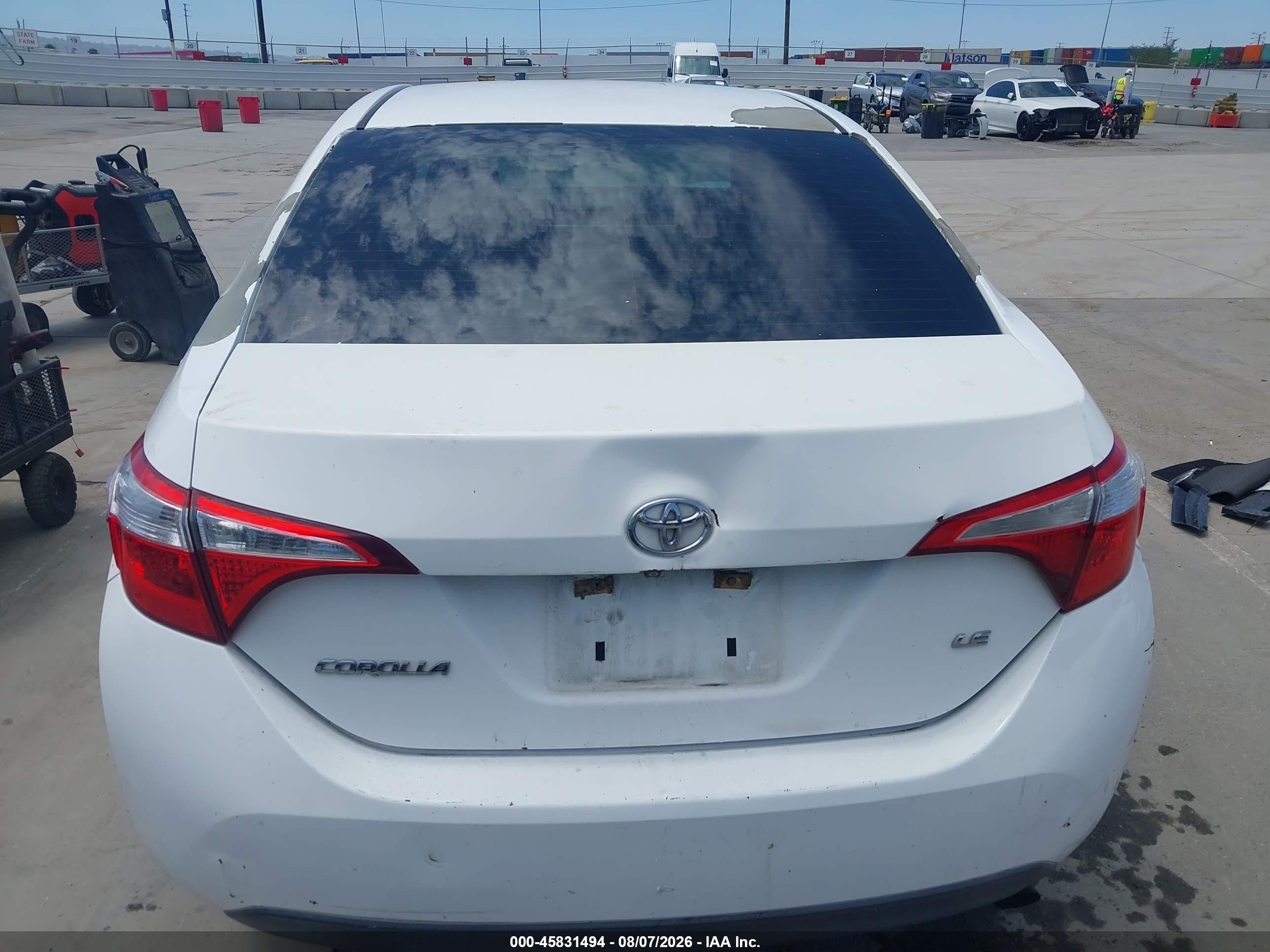 2015 Toyota Corolla Le White vin: 5YFBURHE0FP297609