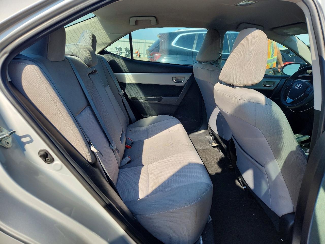 2015 Toyota Corolla Le Серебряный vin: 5YFBURHE0FP307779