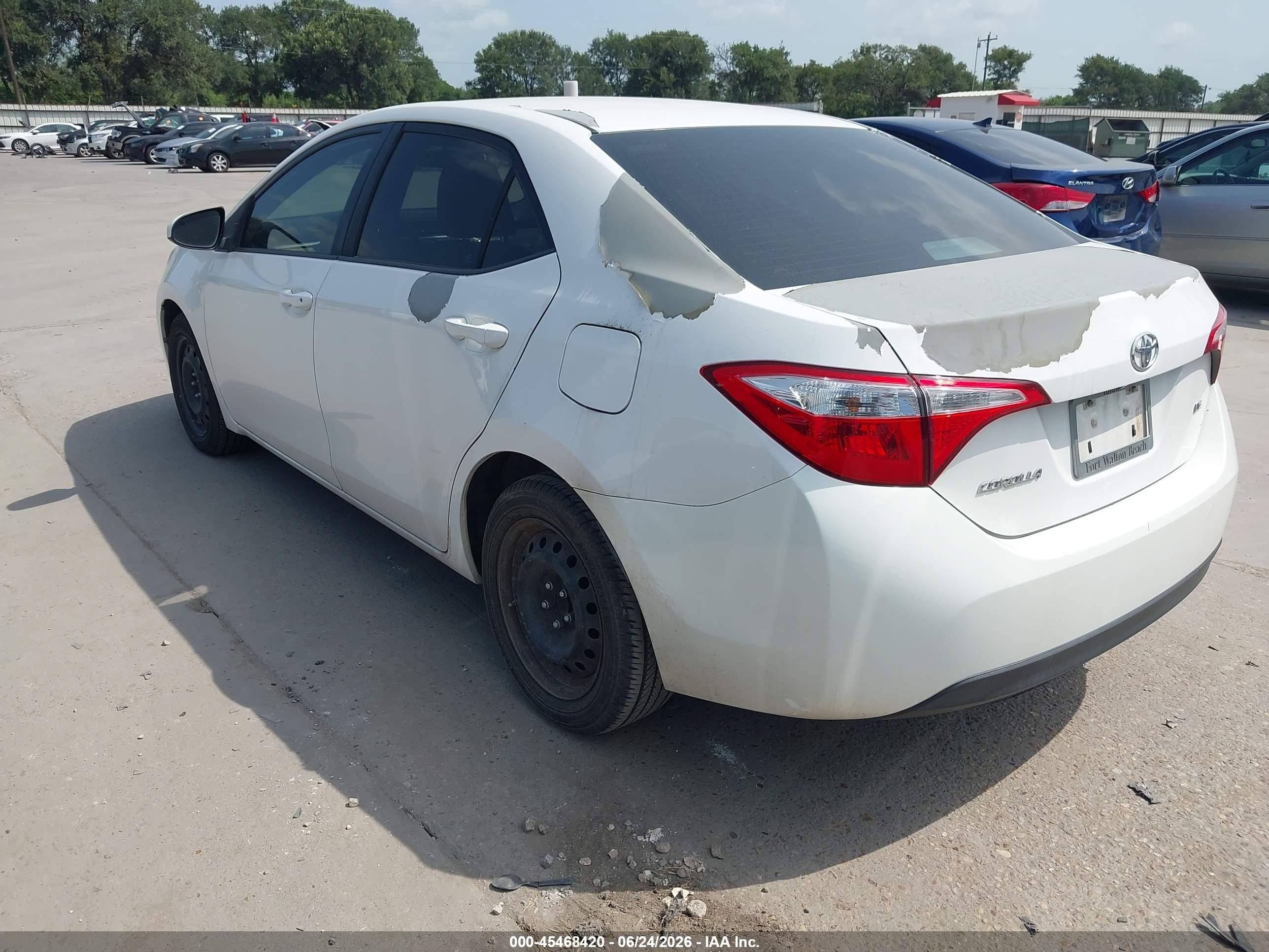2015 Toyota Corolla Le White vin: 5YFBURHE0FP341432