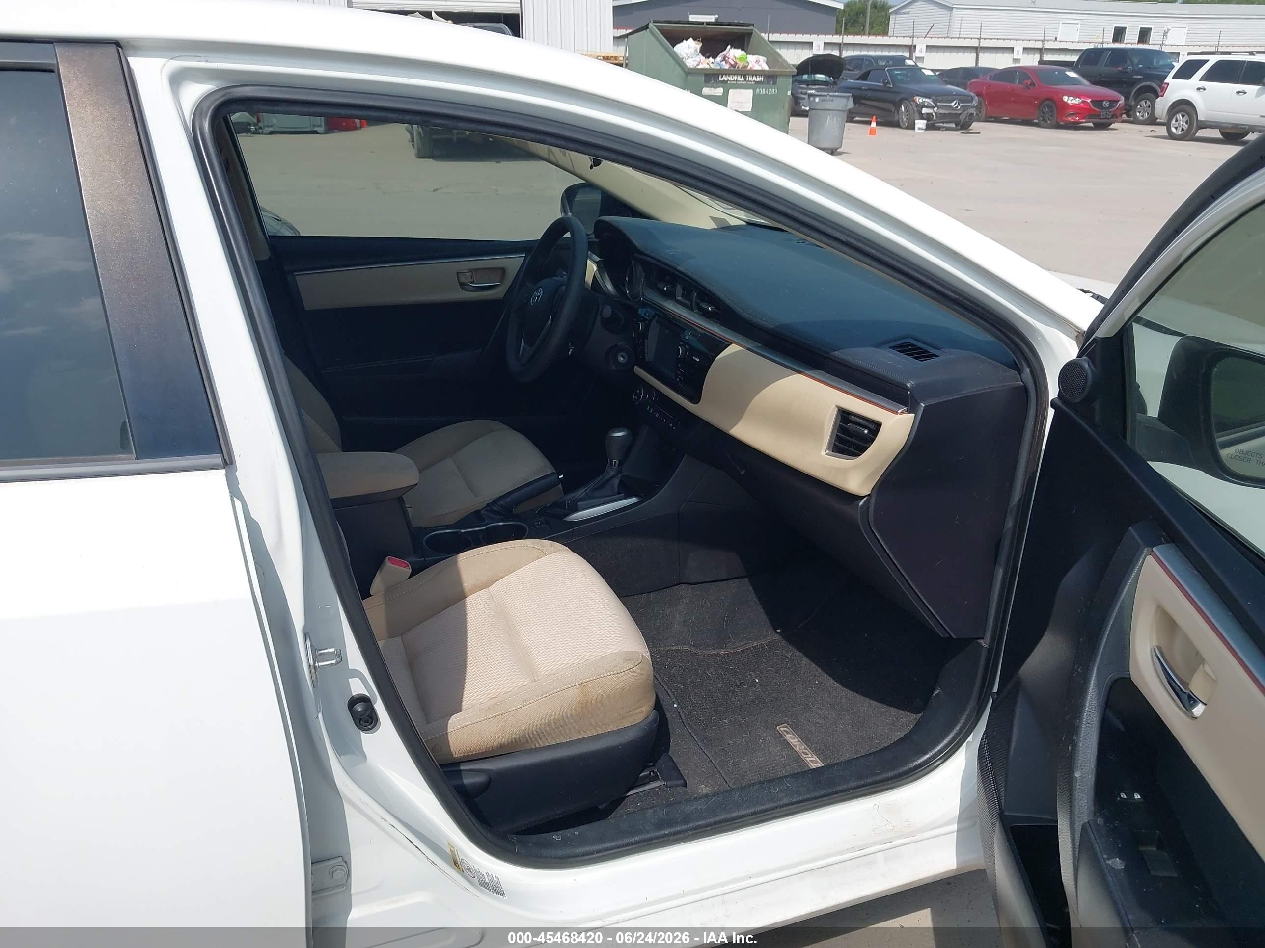 2015 Toyota Corolla Le White vin: 5YFBURHE0FP341432