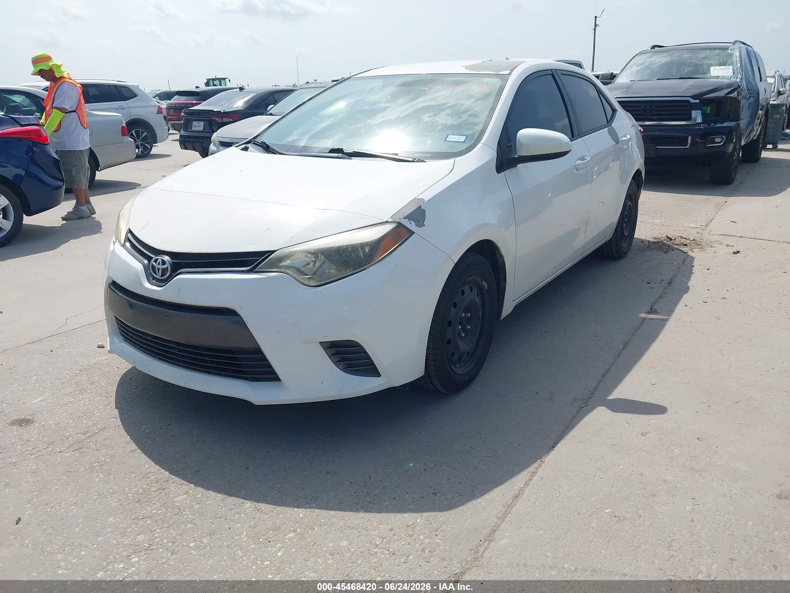 2015 Toyota Corolla Le White vin: 5YFBURHE0FP341432