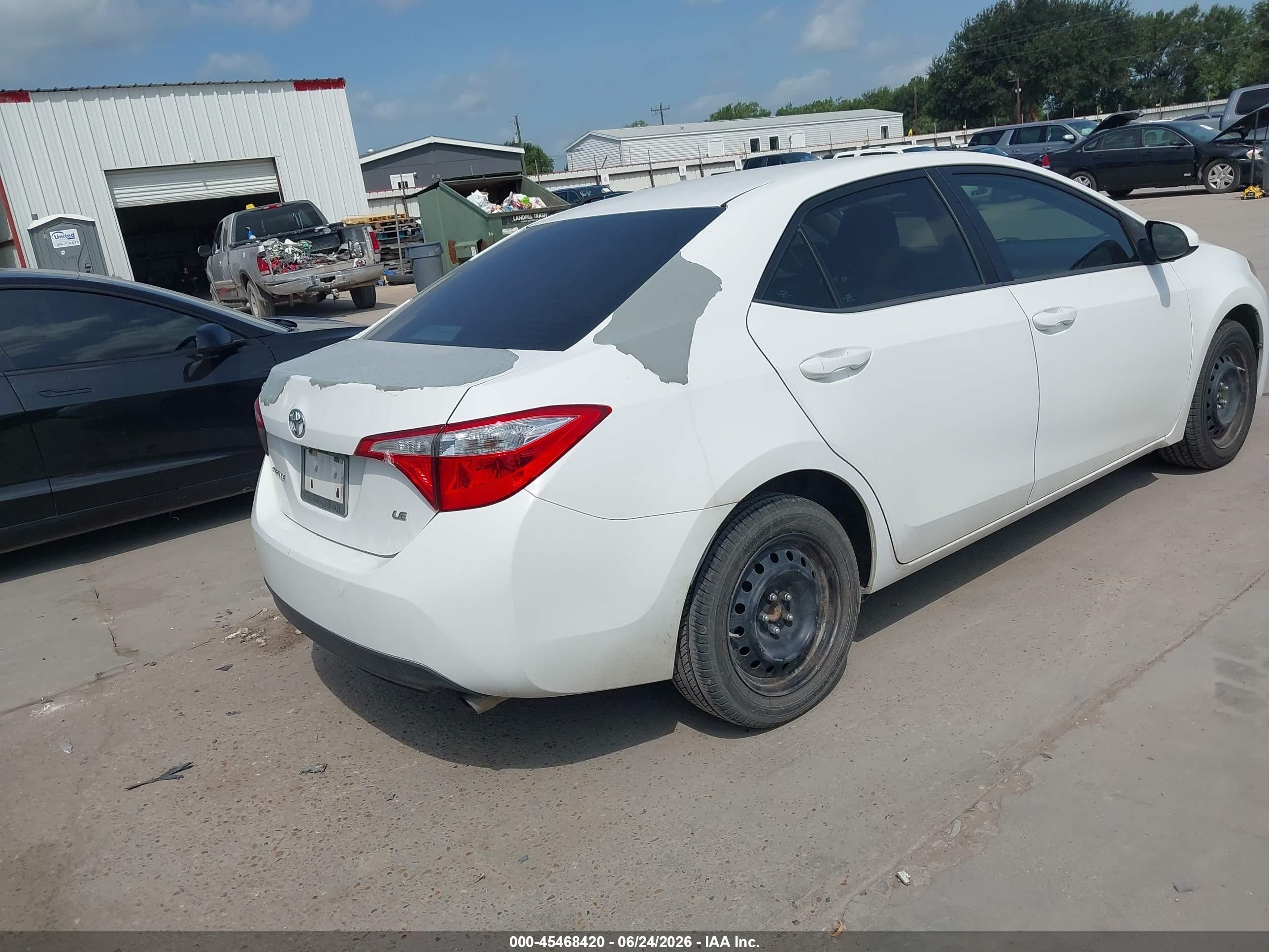 2015 Toyota Corolla Le White vin: 5YFBURHE0FP341432