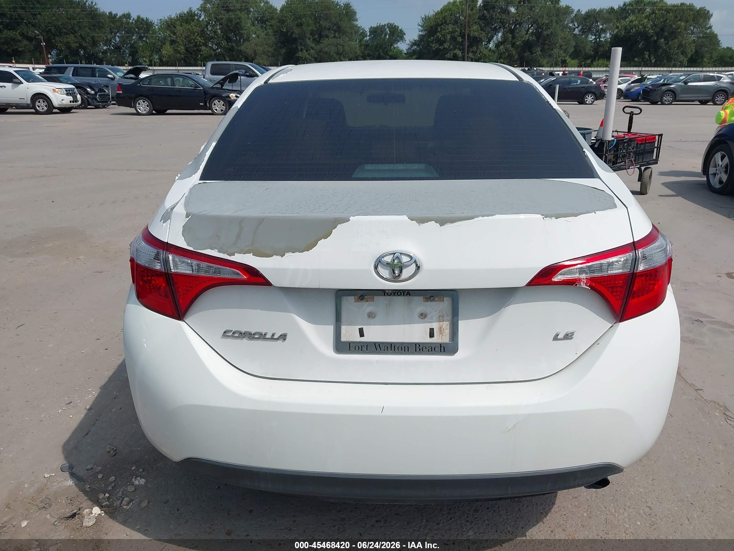 2015 Toyota Corolla Le White vin: 5YFBURHE0FP341432