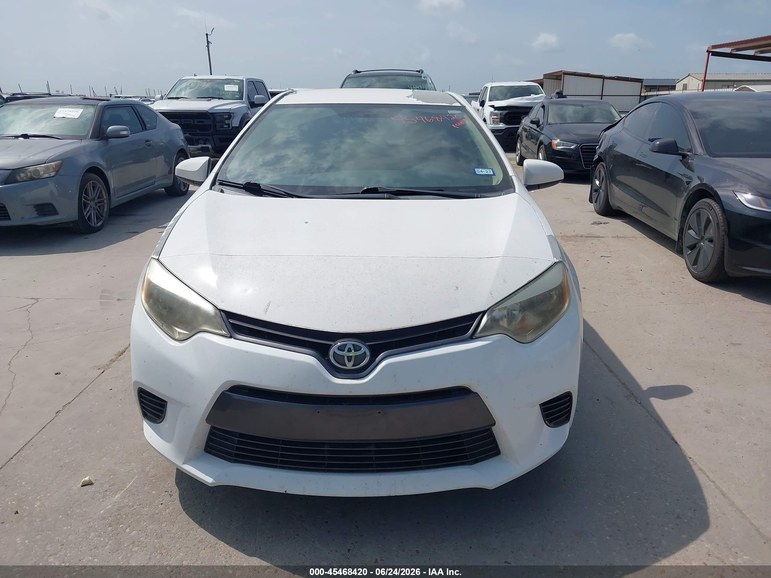 2015 Toyota Corolla Le White vin: 5YFBURHE0FP341432