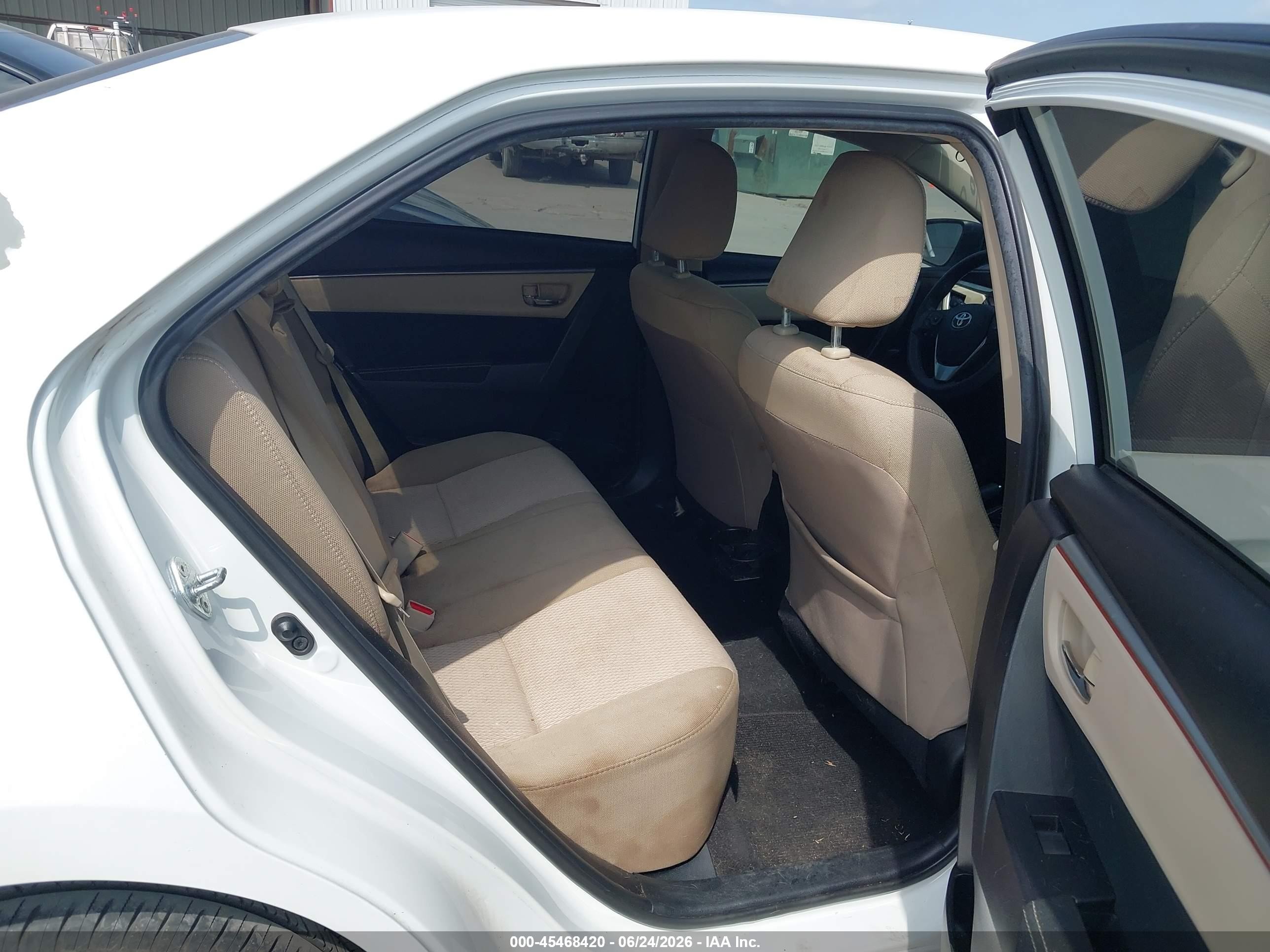 2015 Toyota Corolla Le White vin: 5YFBURHE0FP341432
