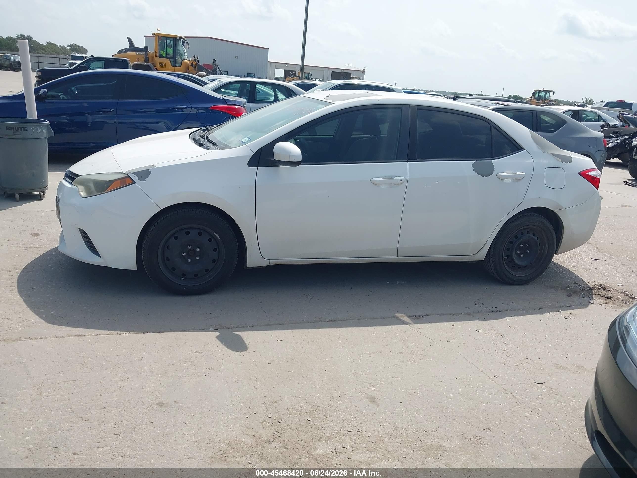 2015 Toyota Corolla Le White vin: 5YFBURHE0FP341432