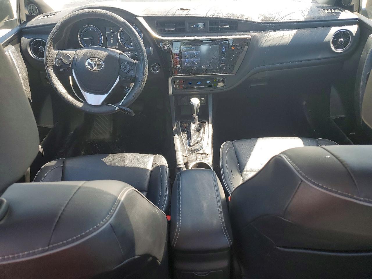 2017 Toyota Corolla Xle White vin: 5YFBURHE0HP711040