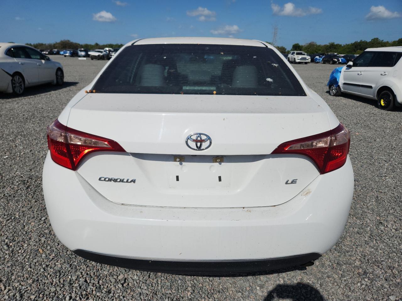 2018 Toyota Corolla Le Белый vin: 5YFBURHE0JP832589