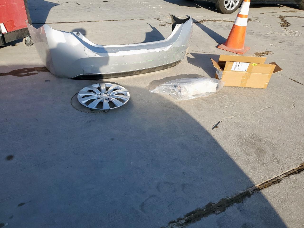 2014 Toyota Corolla L Silver vin: 5YFBURHE1EP085283