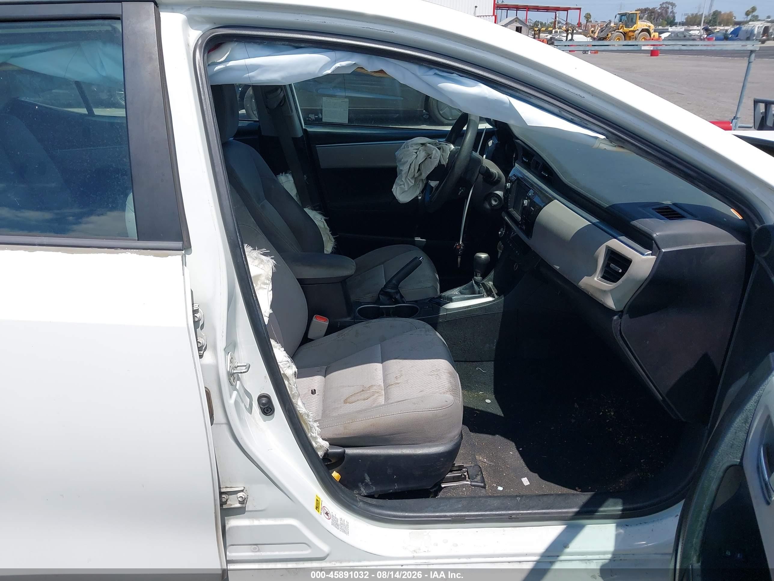 2015 Toyota Corolla Le Plus White vin: 5YFBURHE1FP220358