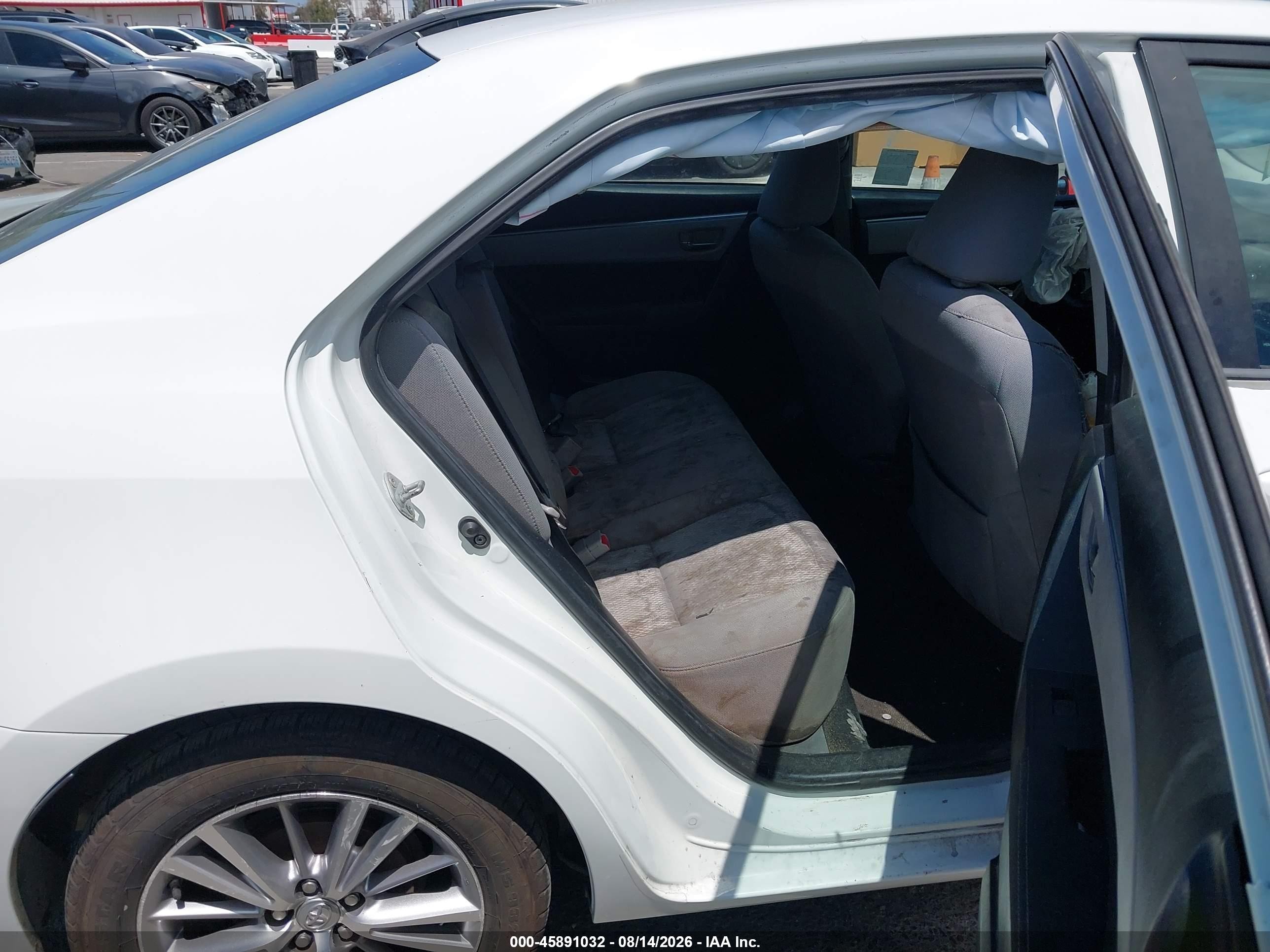 2015 Toyota Corolla Le Plus White vin: 5YFBURHE1FP220358