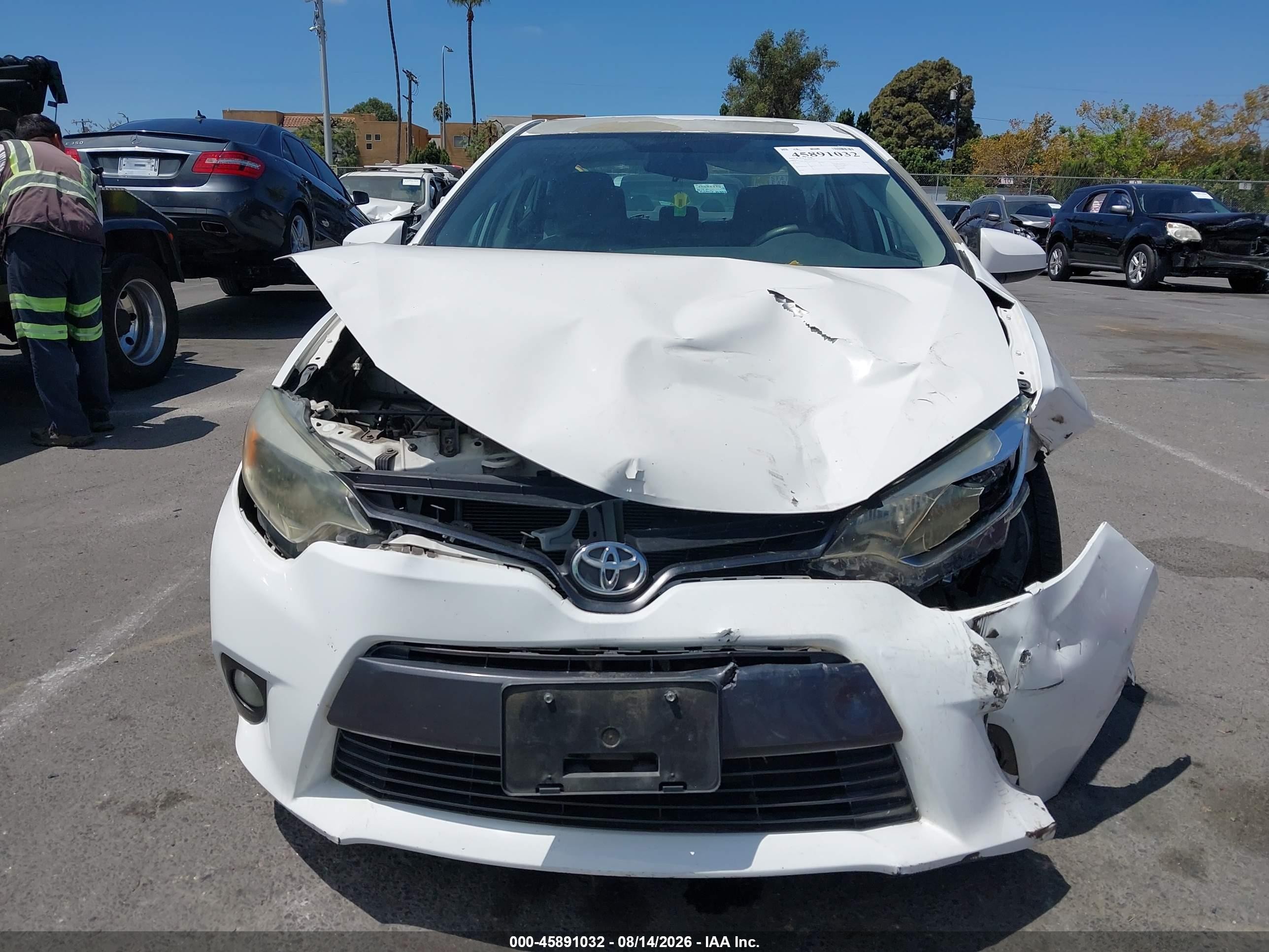 2015 Toyota Corolla Le Plus White vin: 5YFBURHE1FP220358