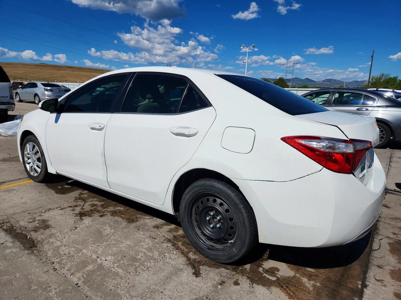 2015 Toyota Corolla Le White vin: 5YFBURHE1FP272296