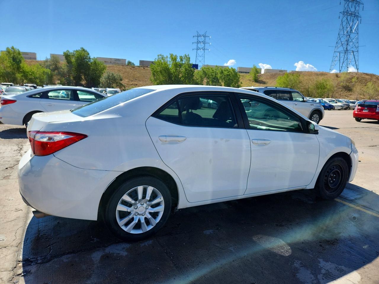 2015 Toyota Corolla Le White vin: 5YFBURHE1FP272296