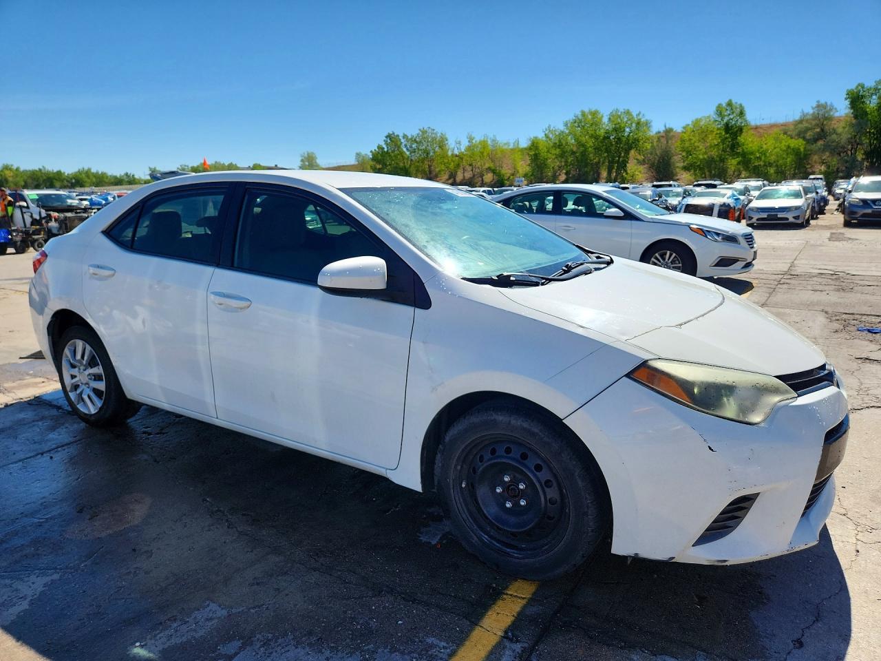 2015 Toyota Corolla Le White vin: 5YFBURHE1FP272296