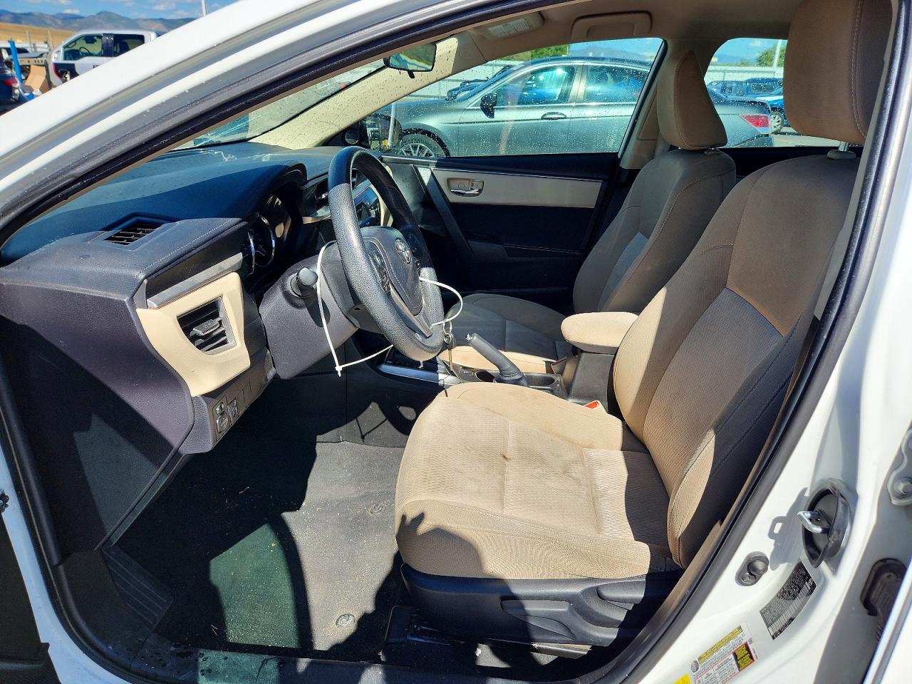 2015 Toyota Corolla Le White vin: 5YFBURHE1FP272296
