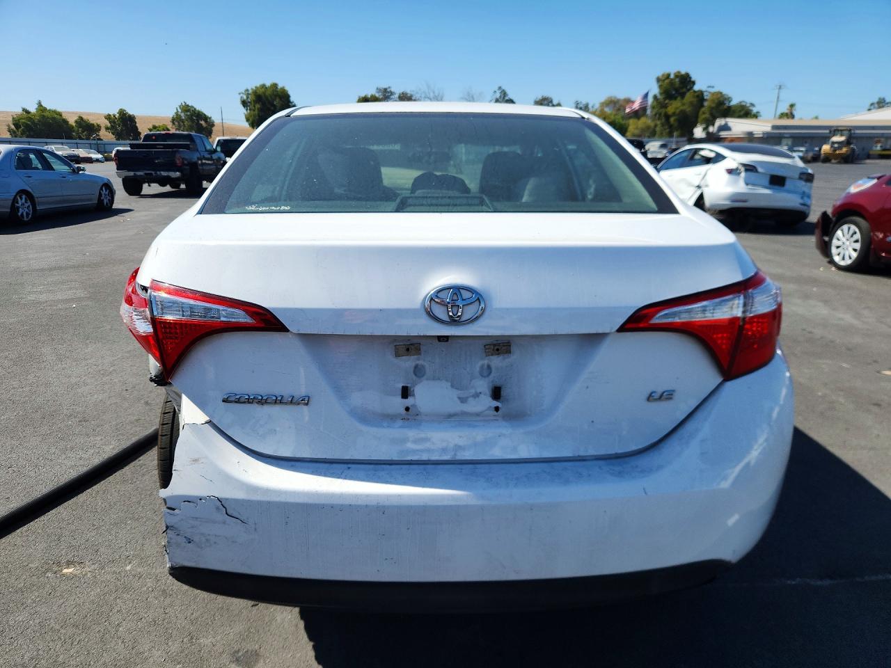 2015 Toyota Corolla Le White vin: 5YFBURHE1FP297781