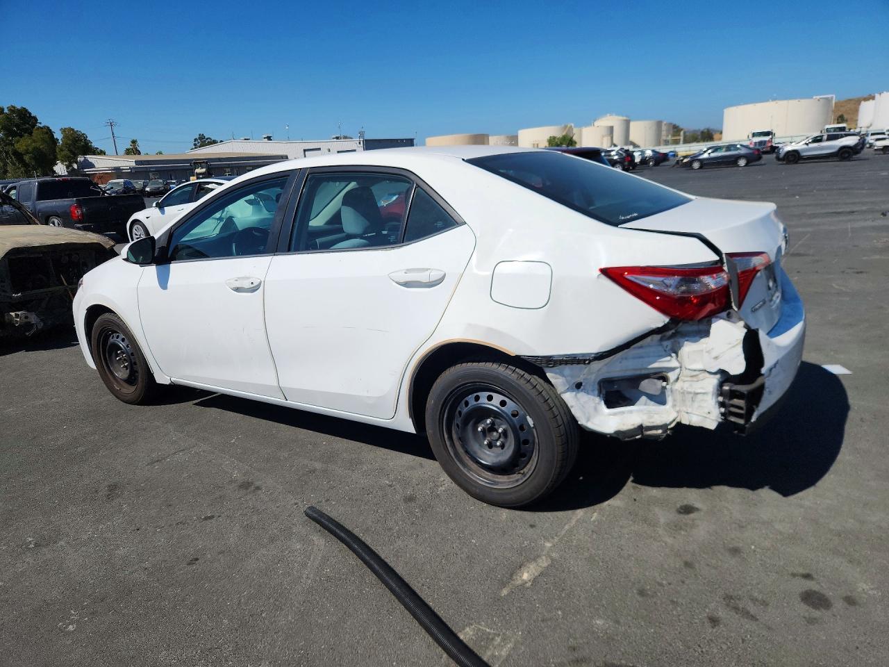 2015 Toyota Corolla Le White vin: 5YFBURHE1FP297781