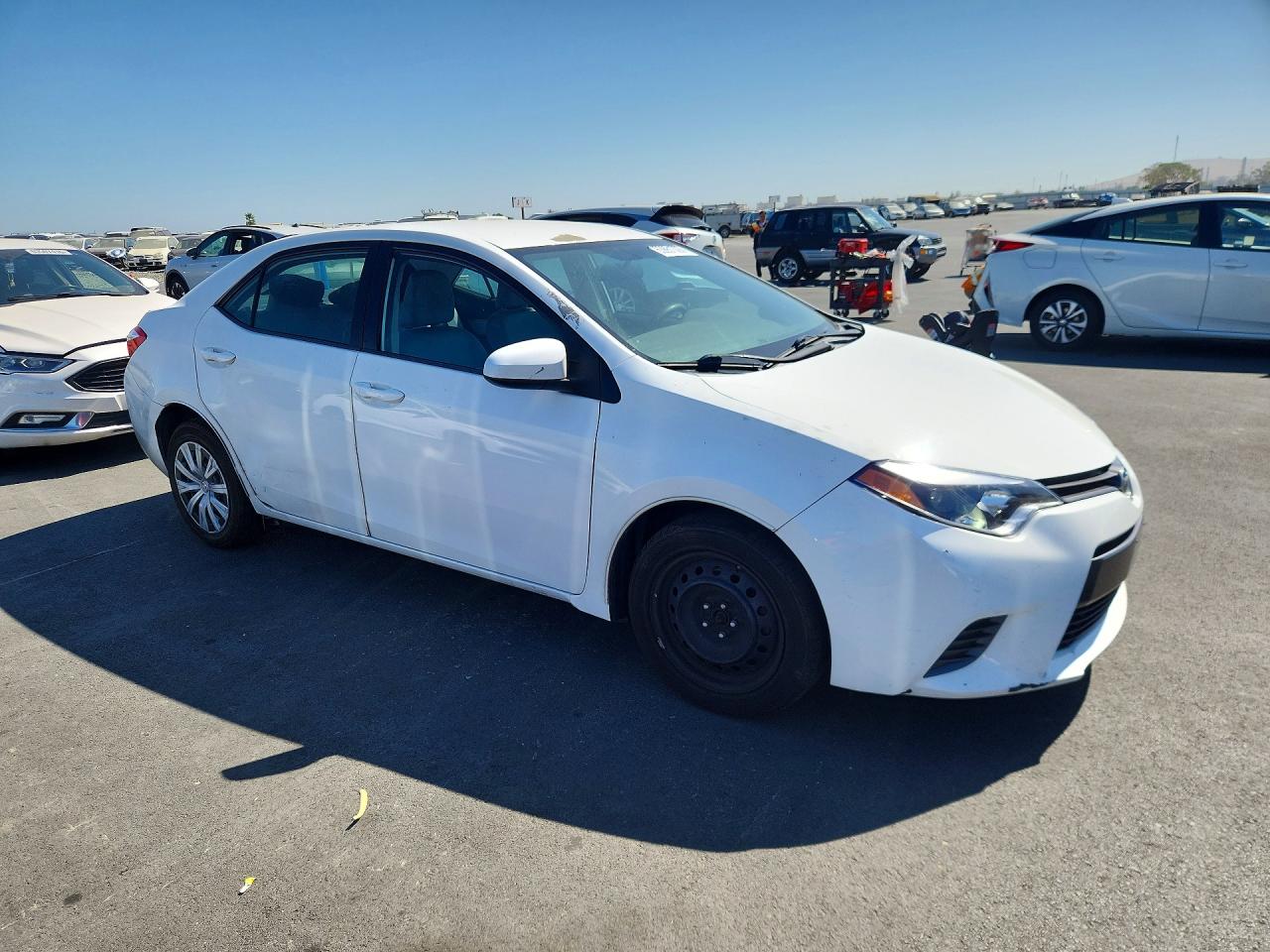 2015 Toyota Corolla Le White vin: 5YFBURHE1FP297781