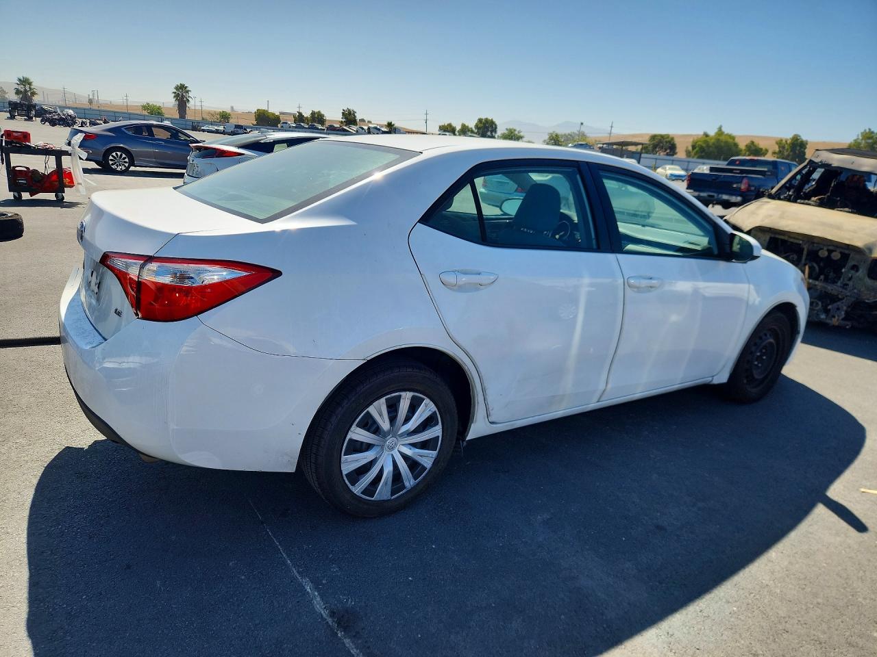 2015 Toyota Corolla Le White vin: 5YFBURHE1FP297781