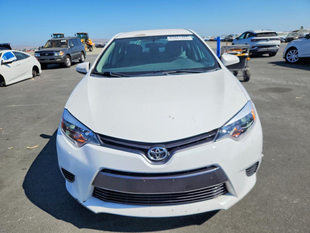 2015 Toyota Corolla Le White vin: 5YFBURHE1FP297781