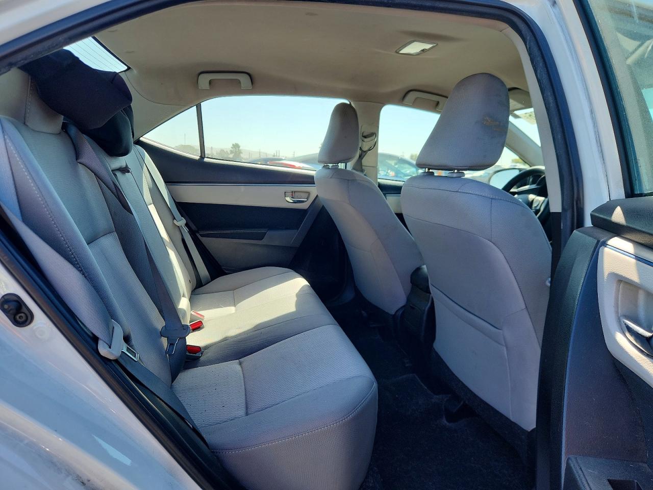 2015 Toyota Corolla Le White vin: 5YFBURHE1FP297781