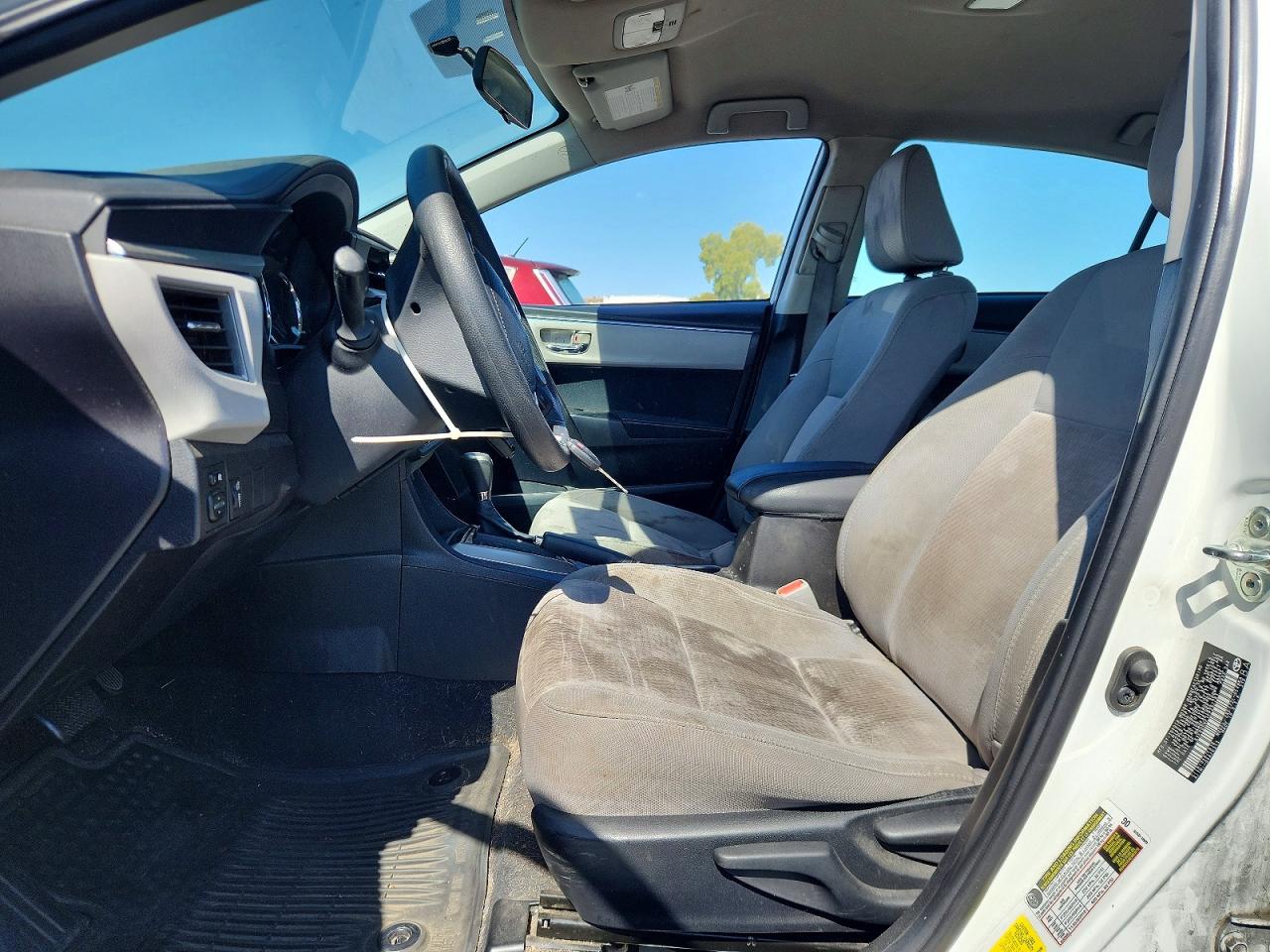 2015 Toyota Corolla Le White vin: 5YFBURHE1FP297781