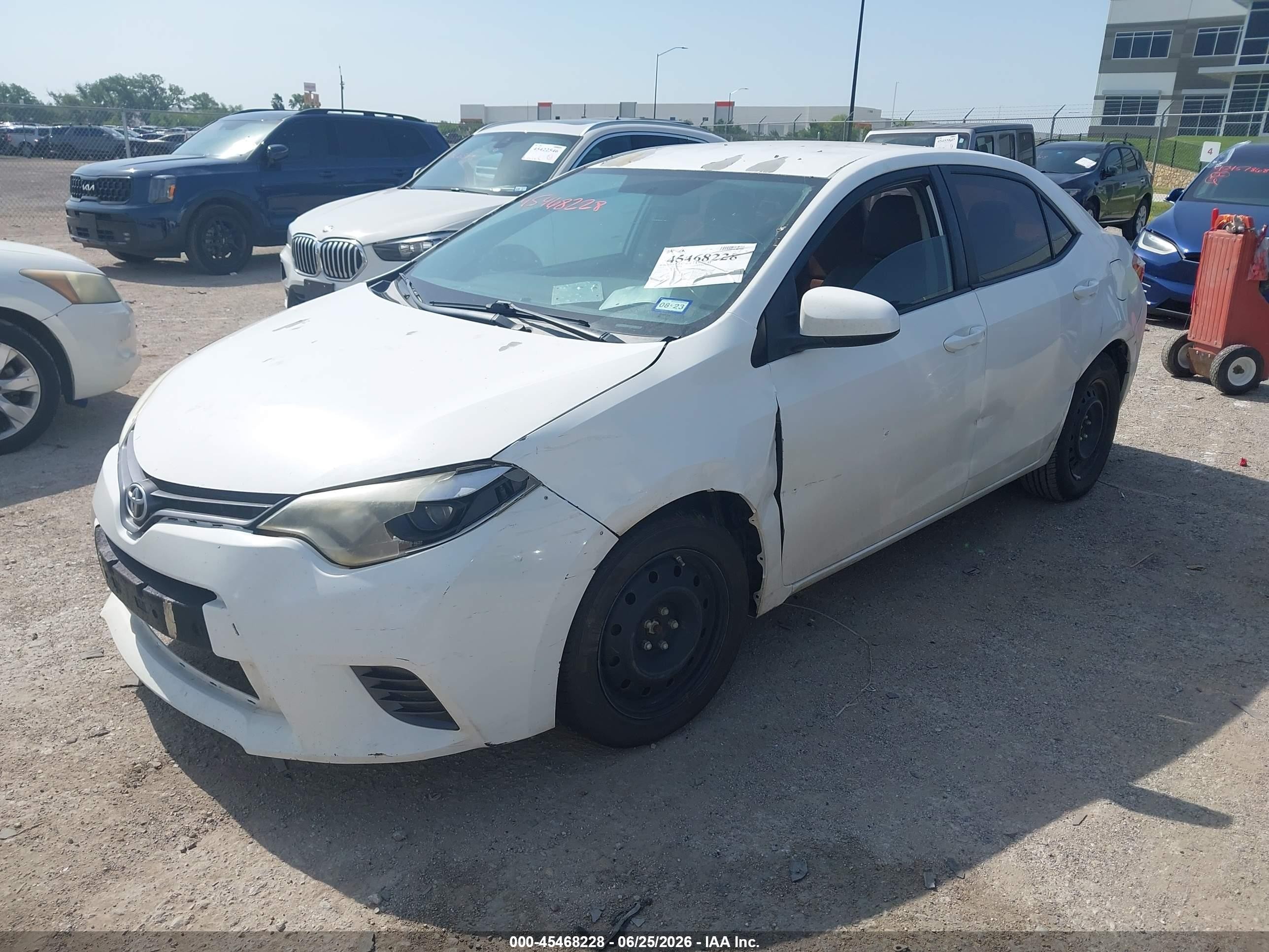 2015 Toyota Corolla Le White vin: 5YFBURHE1FP302221