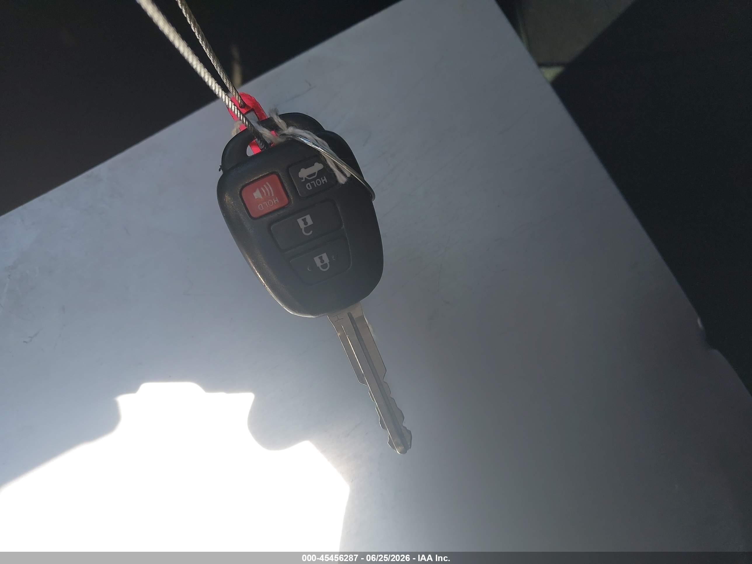 2015 Toyota Corolla Le Красный vin: 5YFBURHE1FP320329