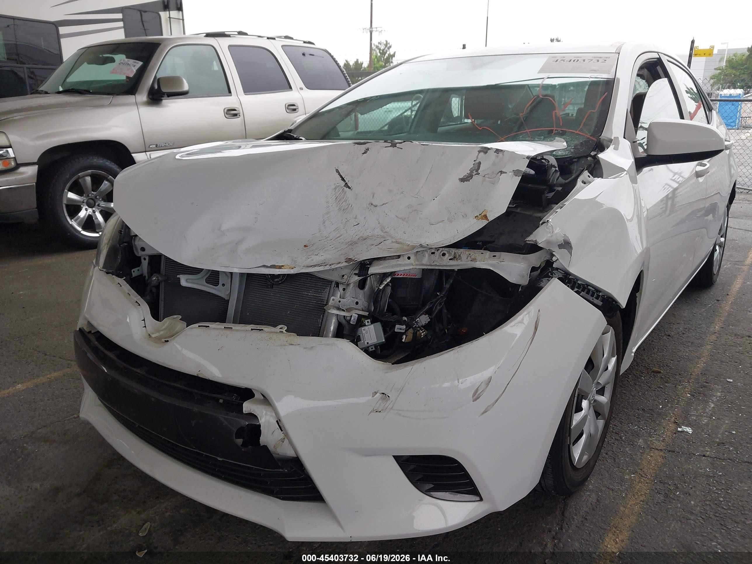 2015 Toyota Corolla Le White vin: 5YFBURHE1FP322792
