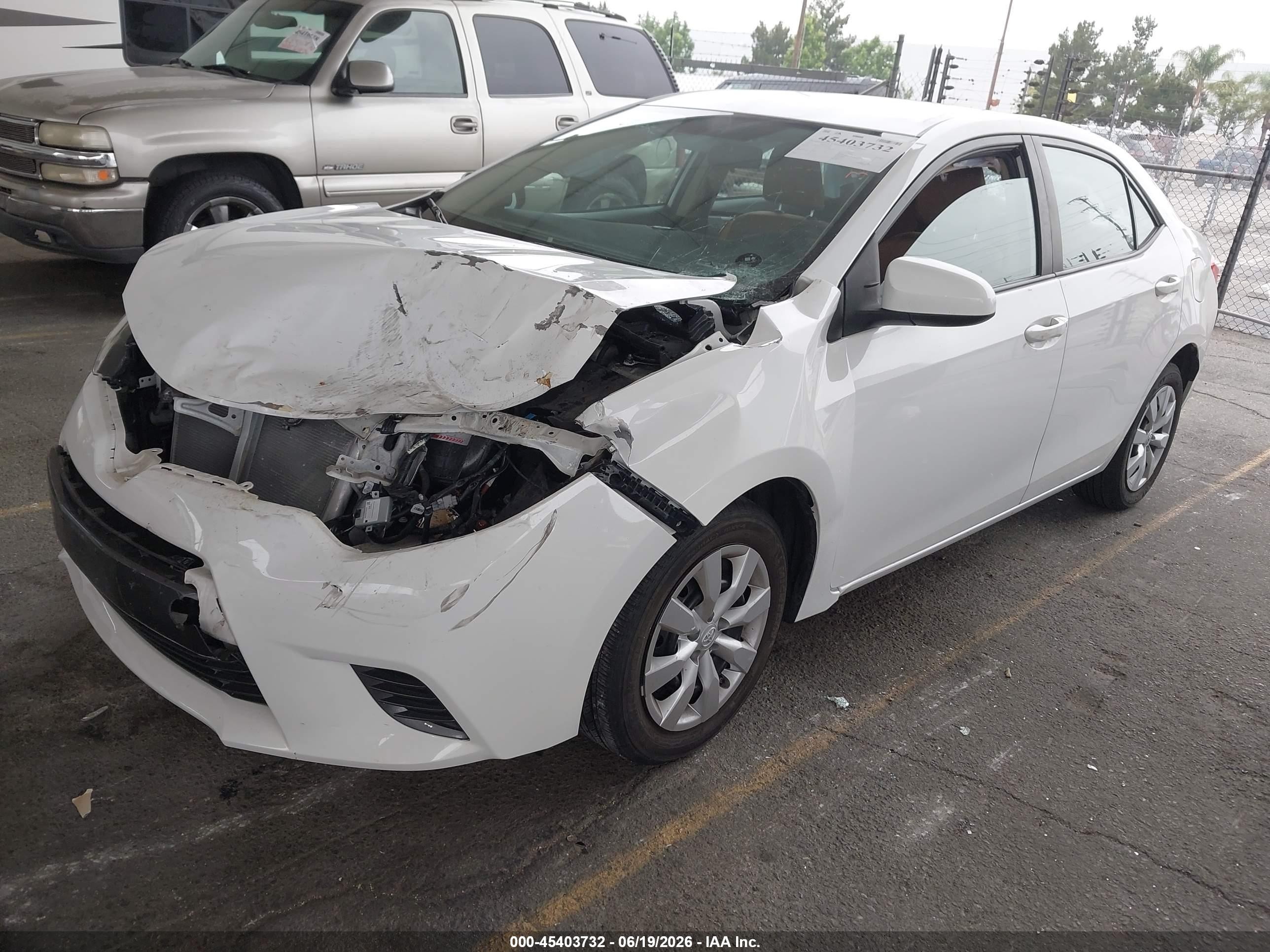 2015 Toyota Corolla Le White vin: 5YFBURHE1FP322792