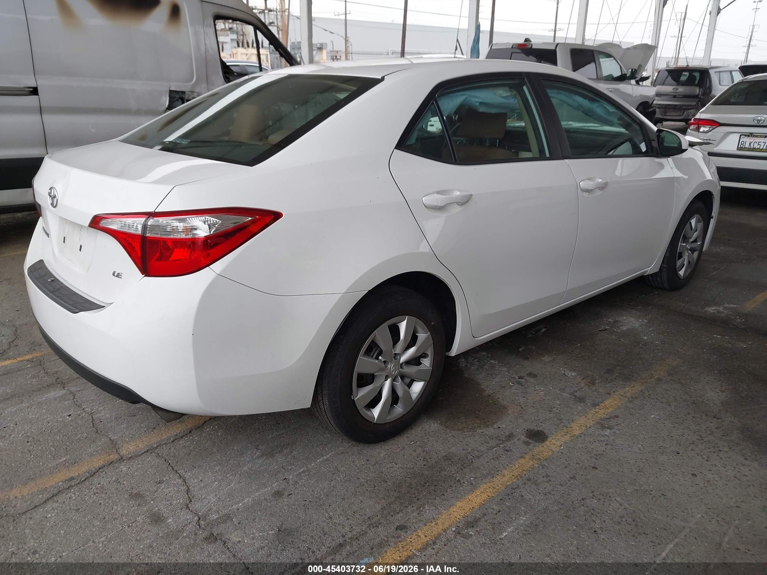 2015 Toyota Corolla Le White vin: 5YFBURHE1FP322792
