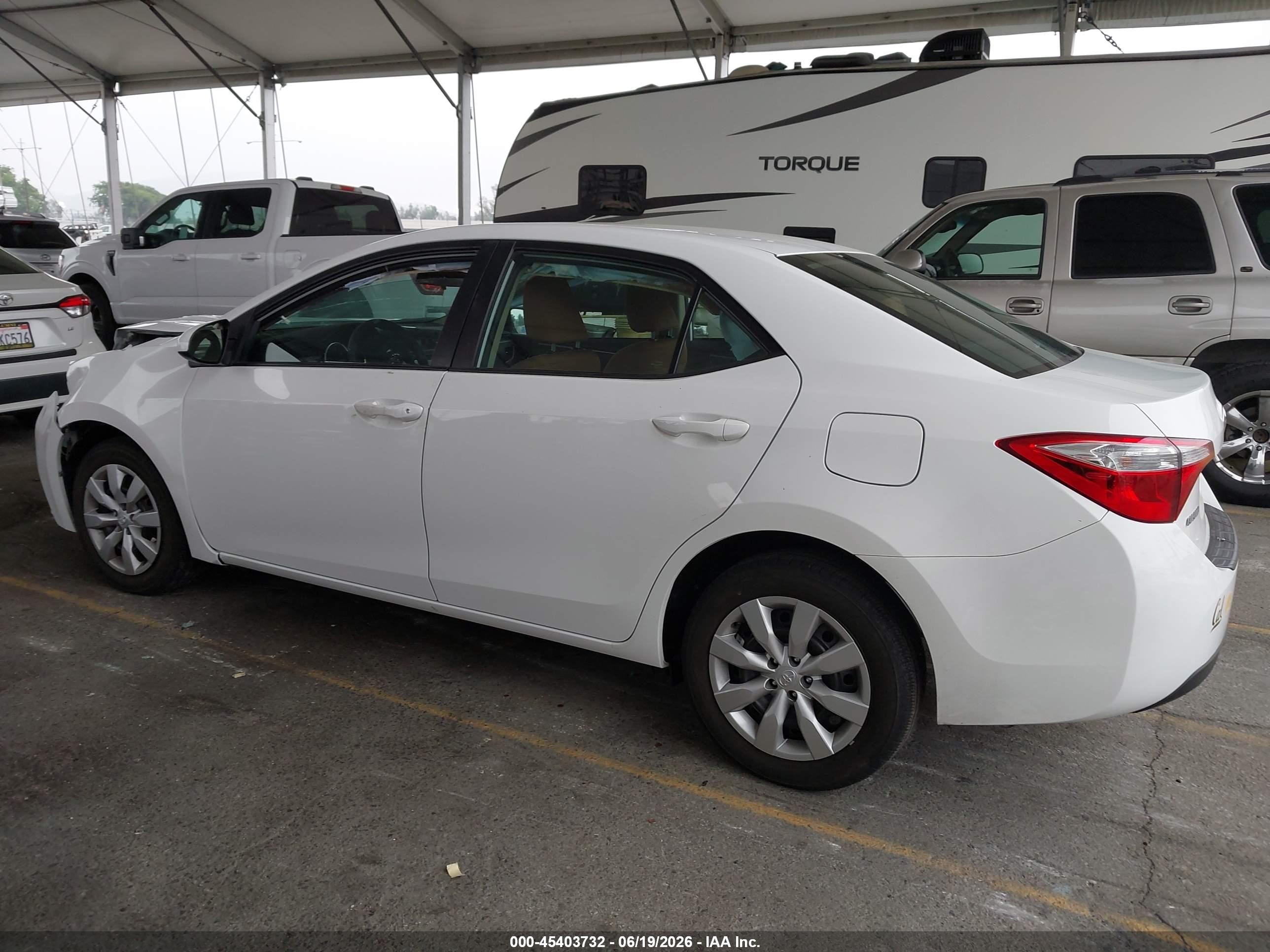 2015 Toyota Corolla Le White vin: 5YFBURHE1FP322792