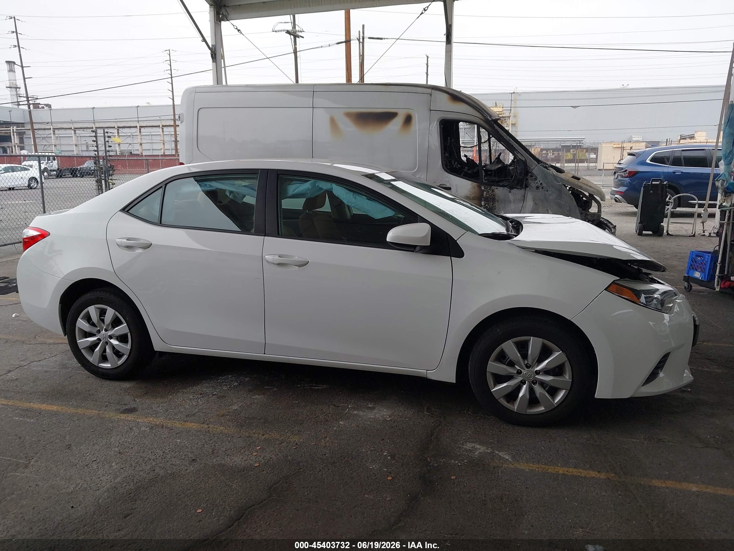 2015 Toyota Corolla Le White vin: 5YFBURHE1FP322792