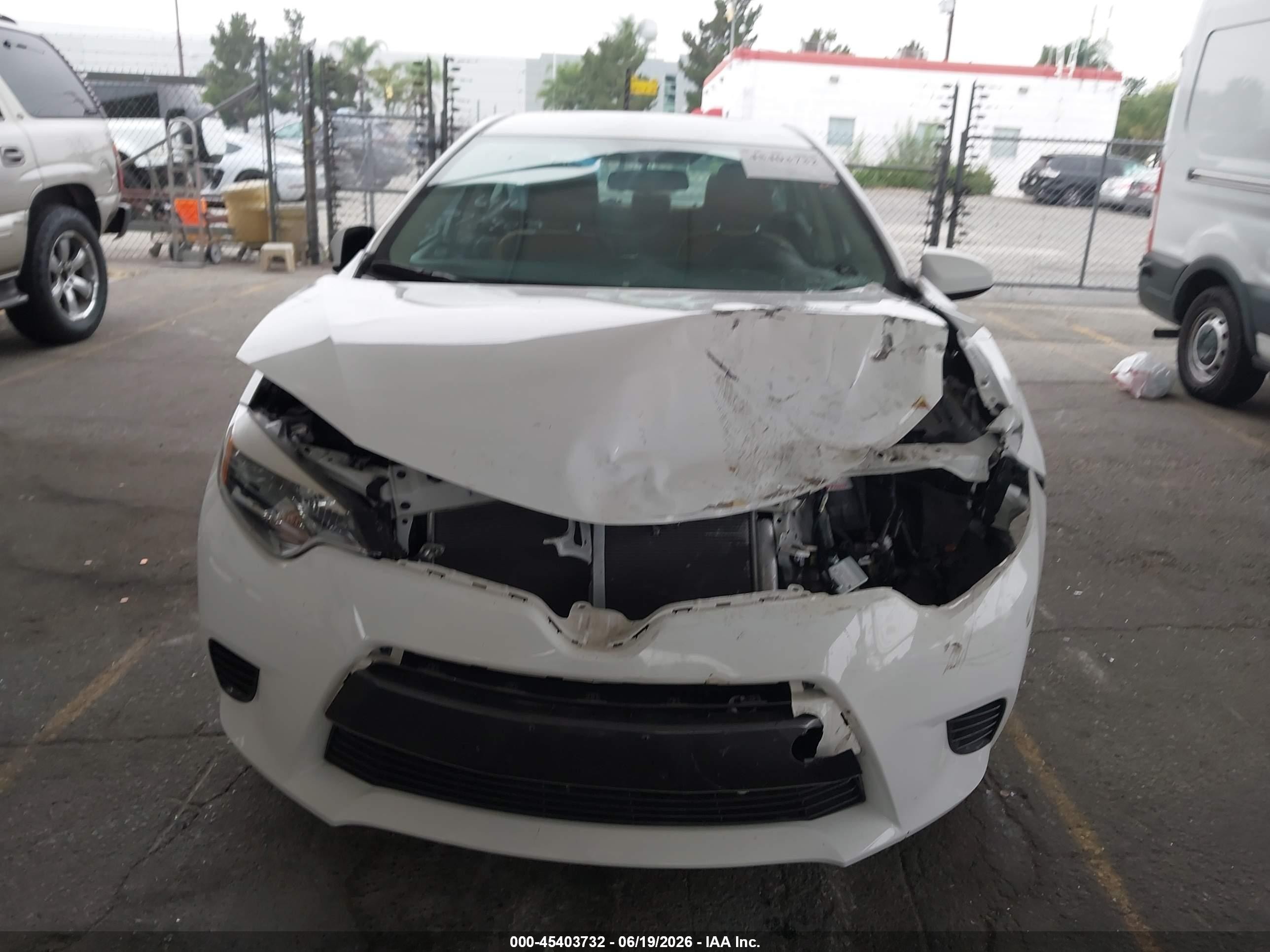 2015 Toyota Corolla Le White vin: 5YFBURHE1FP322792