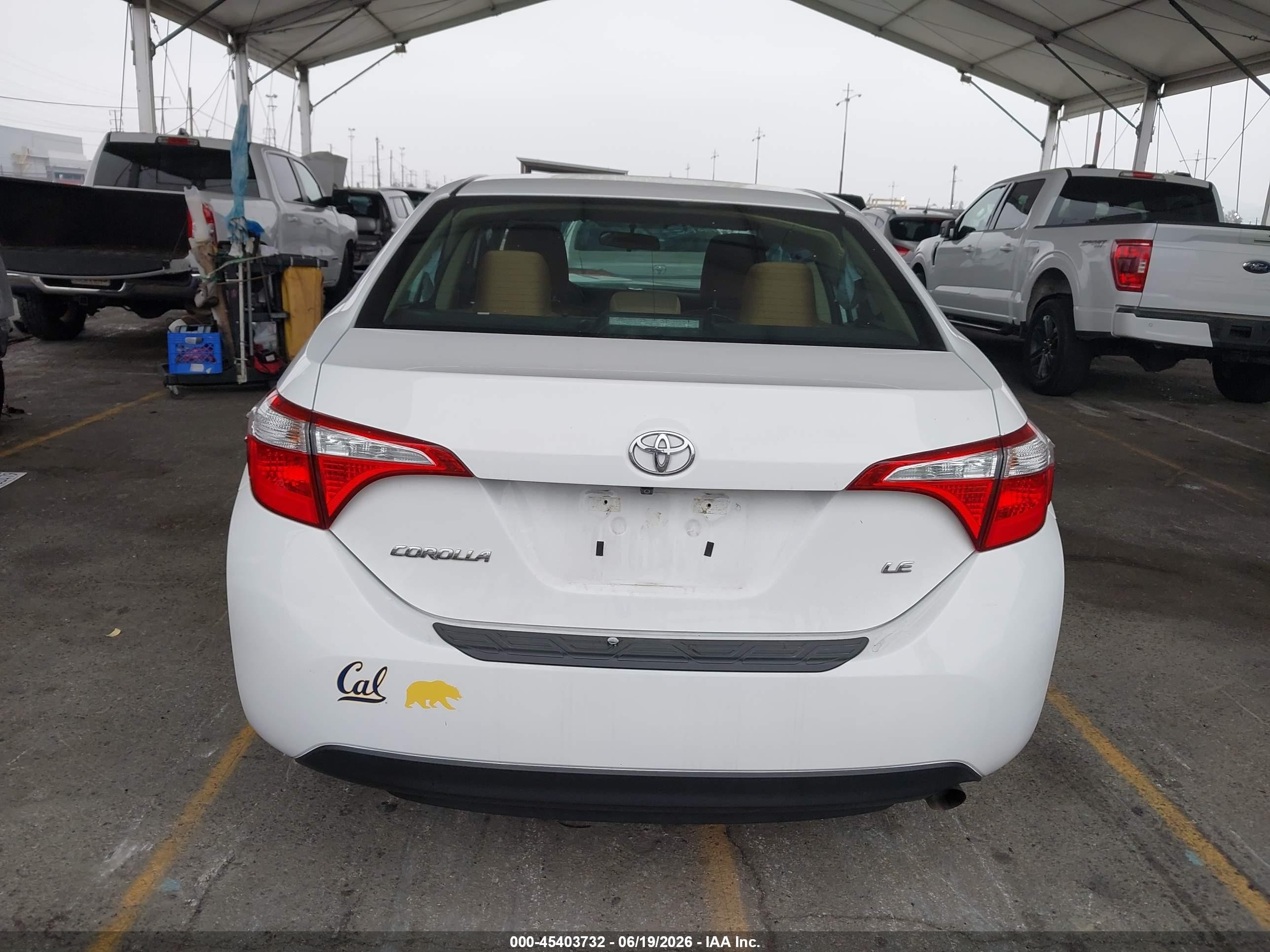 2015 Toyota Corolla Le White vin: 5YFBURHE1FP322792