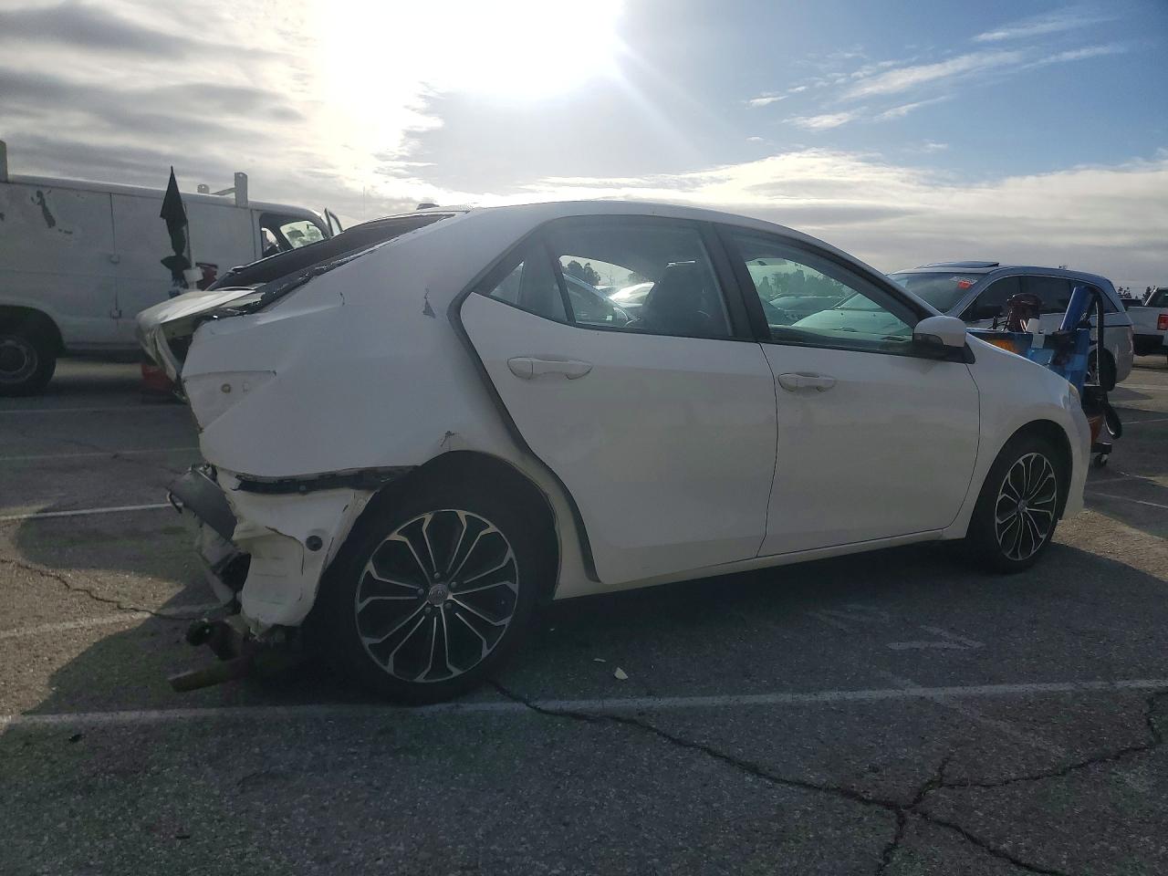 2015 Toyota Corolla L Белый vin: 5YFBURHE1FP347031