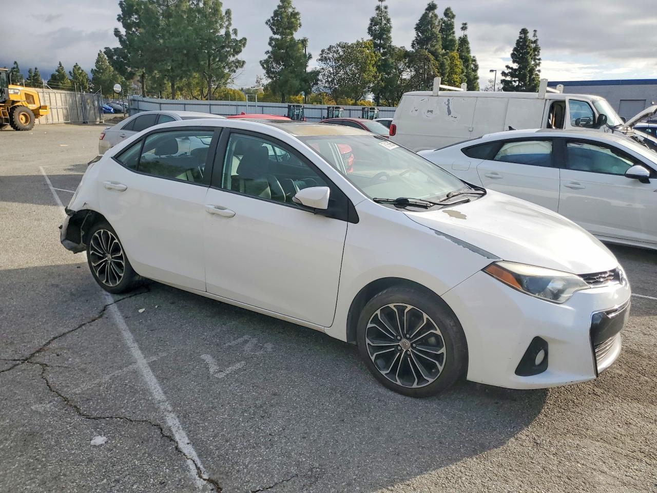 2015 Toyota Corolla L Белый vin: 5YFBURHE1FP347031