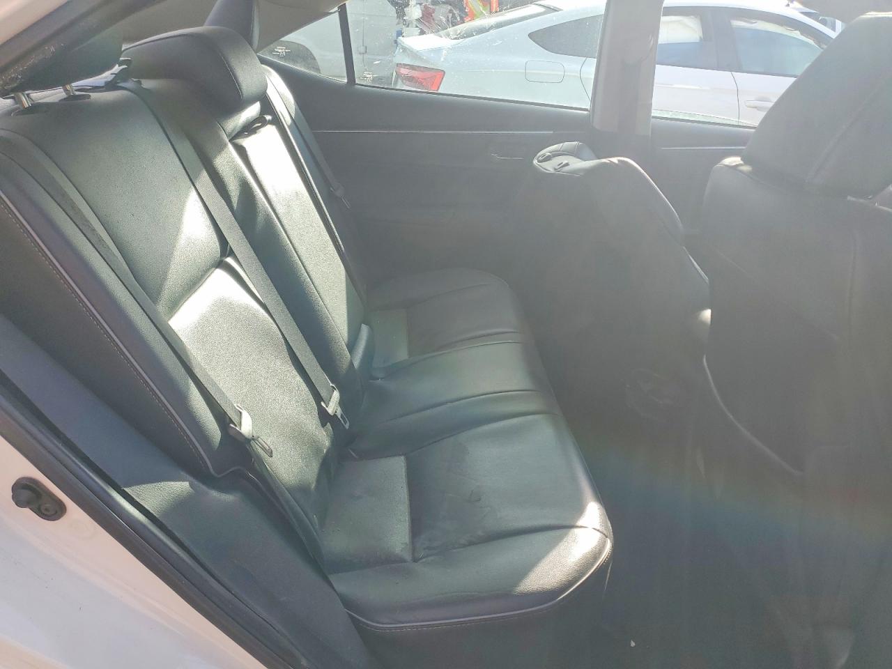 2015 Toyota Corolla L Белый vin: 5YFBURHE1FP347031