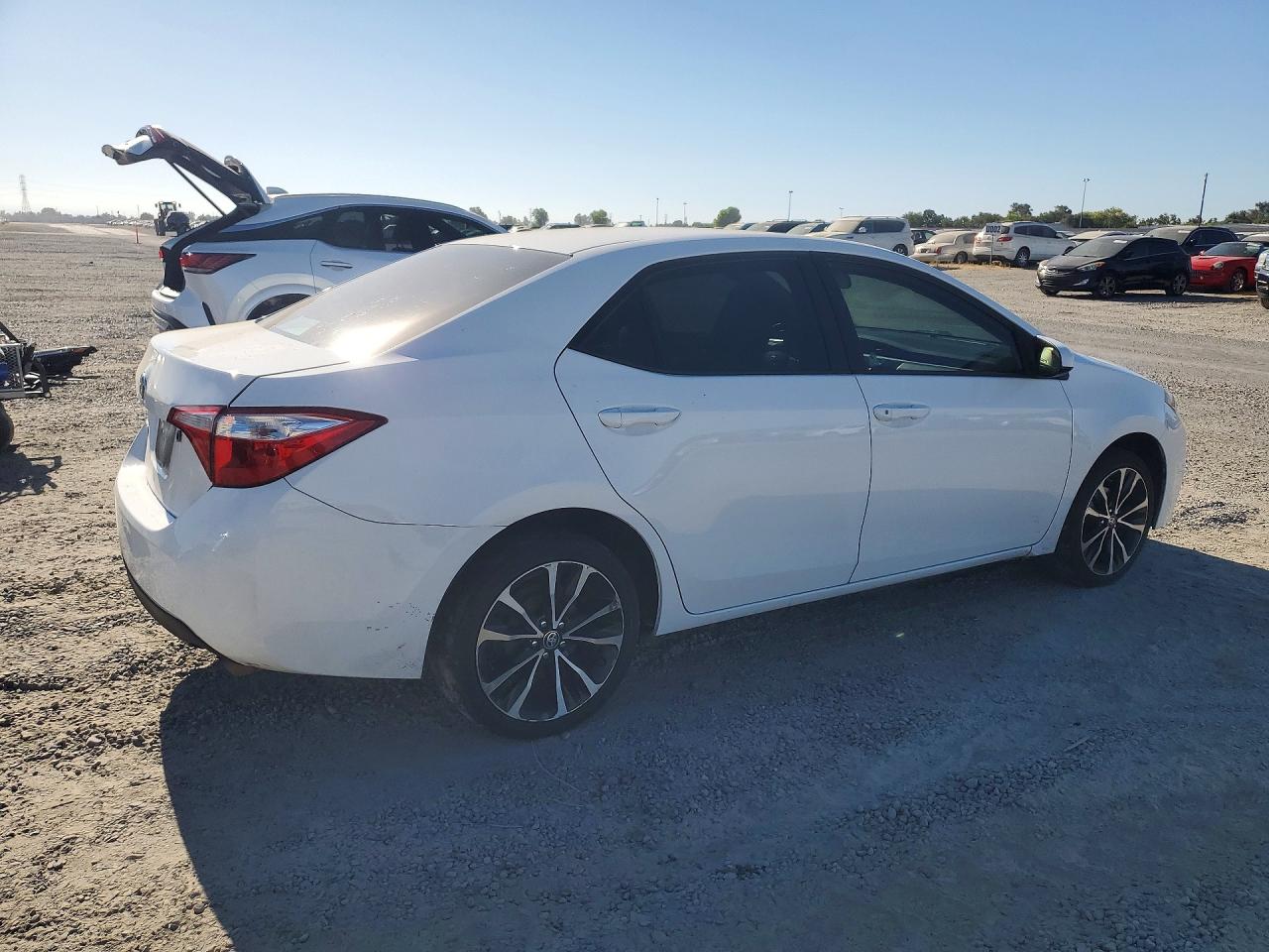 2015 Toyota Corolla L White vin: 5YFBURHE1FP356487