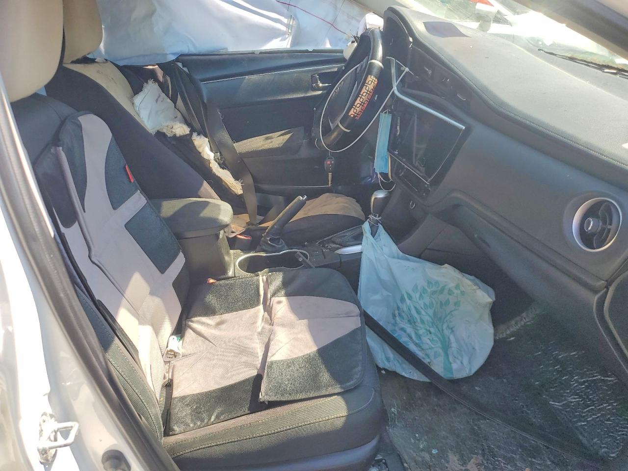 2019 Toyota Corolla Le White vin: 5YFBURHE1KP904286