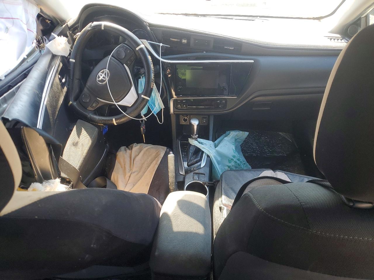 2019 Toyota Corolla Le White vin: 5YFBURHE1KP904286