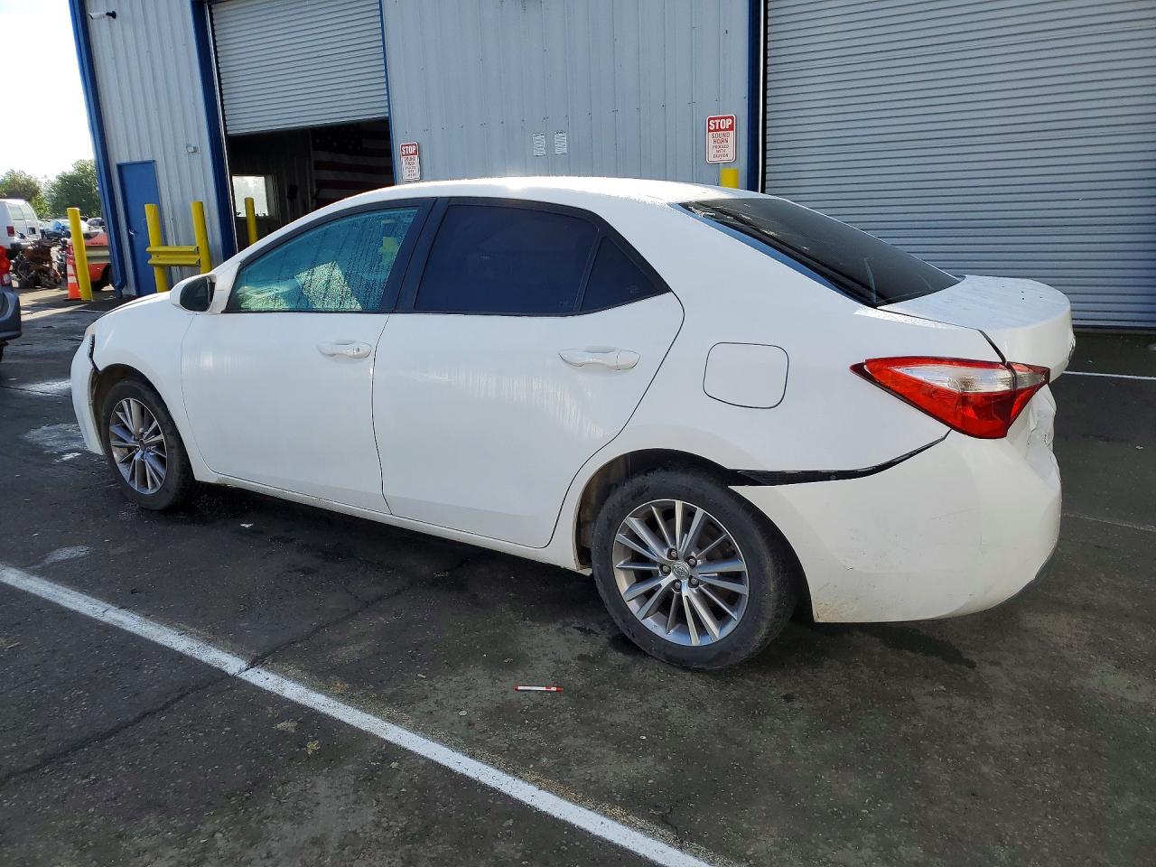 2014 Toyota Corolla Le Plus White vin: 5YFBURHE2EP069500