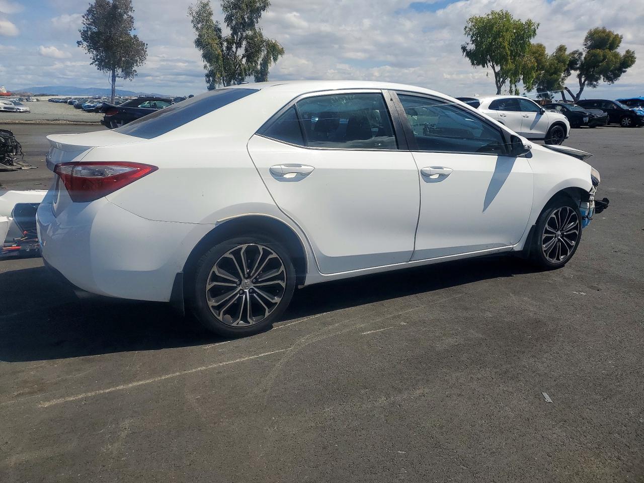 2015 Toyota Corolla S Plus White vin: 5YFBURHE2FP189900