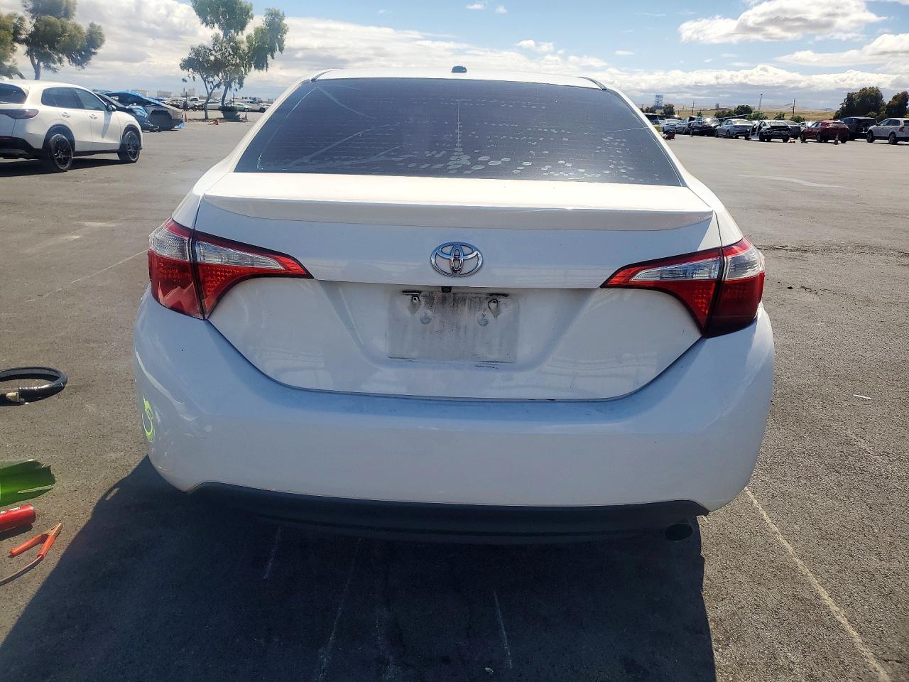2015 Toyota Corolla S Plus White vin: 5YFBURHE2FP189900