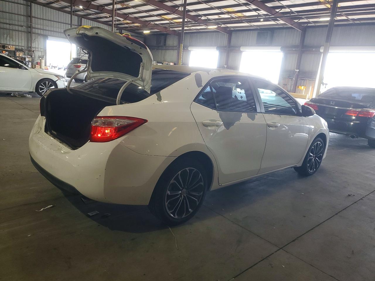 2015 Toyota Corolla S Plus White vin: 5YFBURHE2FP190464