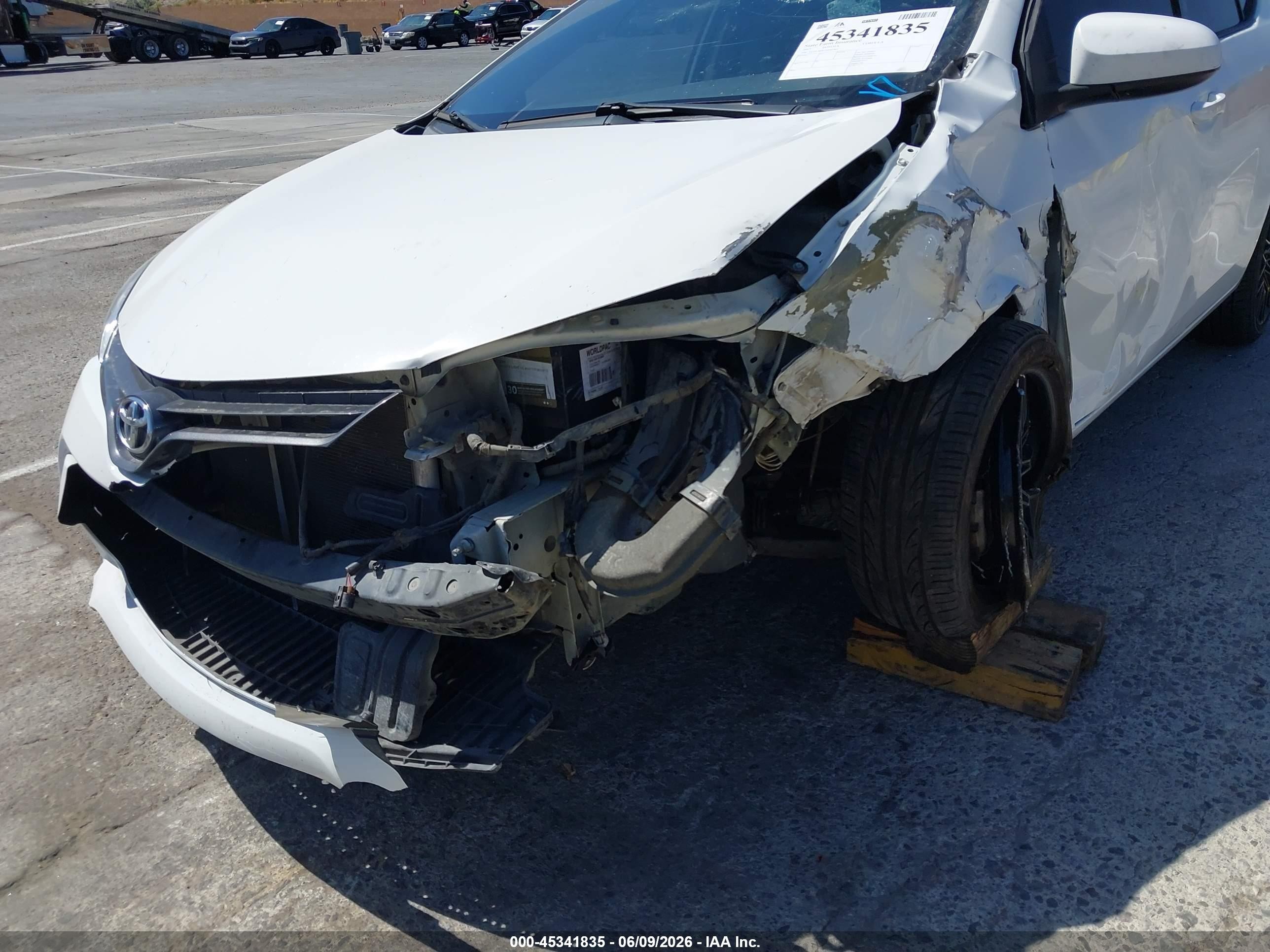 2015 Toyota Corolla Le White vin: 5YFBURHE2FP201821
