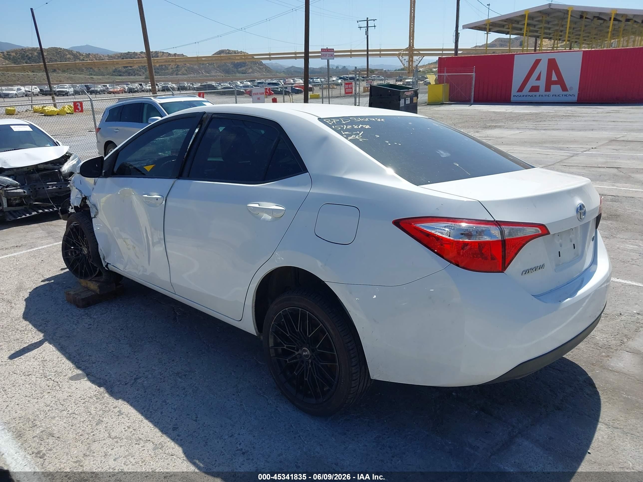 2015 Toyota Corolla Le White vin: 5YFBURHE2FP201821