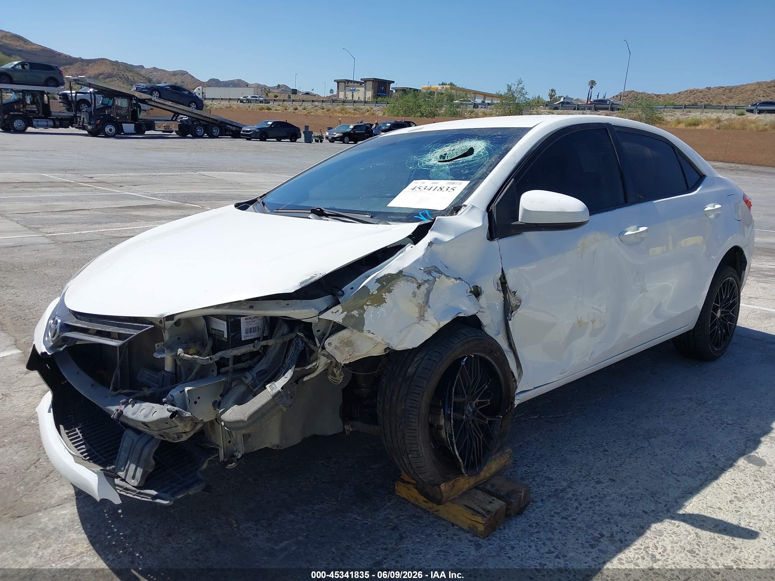 2015 Toyota Corolla Le White vin: 5YFBURHE2FP201821